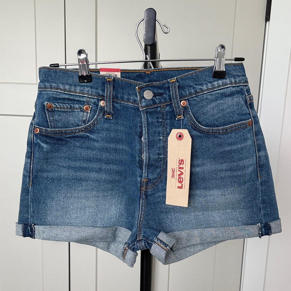 “LEVI’S” Classic Wedgie Fit Denim Jean Shorts